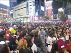 渋谷でハロウィンに騒ぐ人
