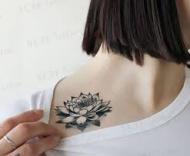 蓮の花のタトゥー