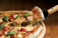 小麦を薄くのばし、具をのせて焼いたイタリア発祥のパイの呼び名 ピザ