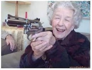 銃持ったおばさん